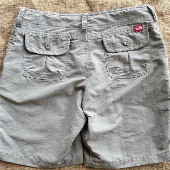 The North Face Woman’s Gray Cargo Shorts Size 10 - Picture 7 of 7